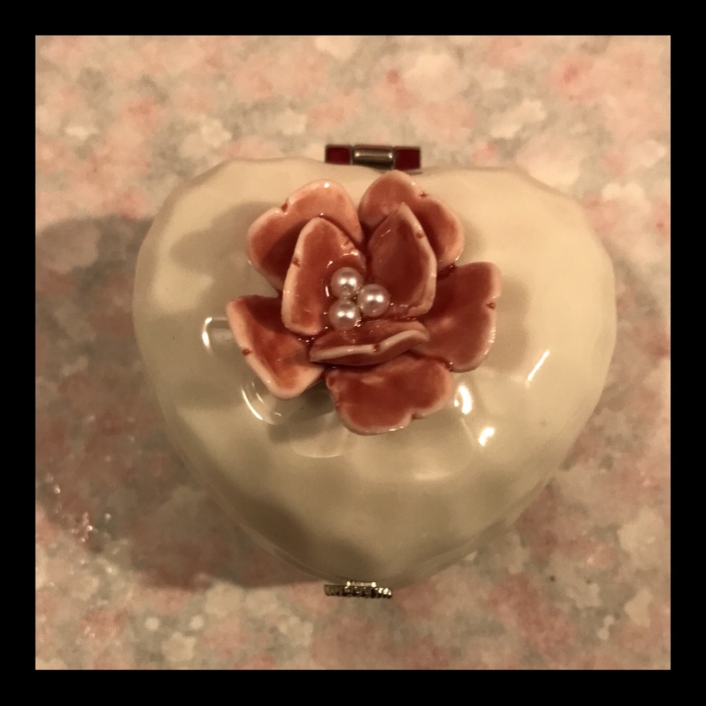 Ceramic ❤️ shaped jewelry box w/delicate flower